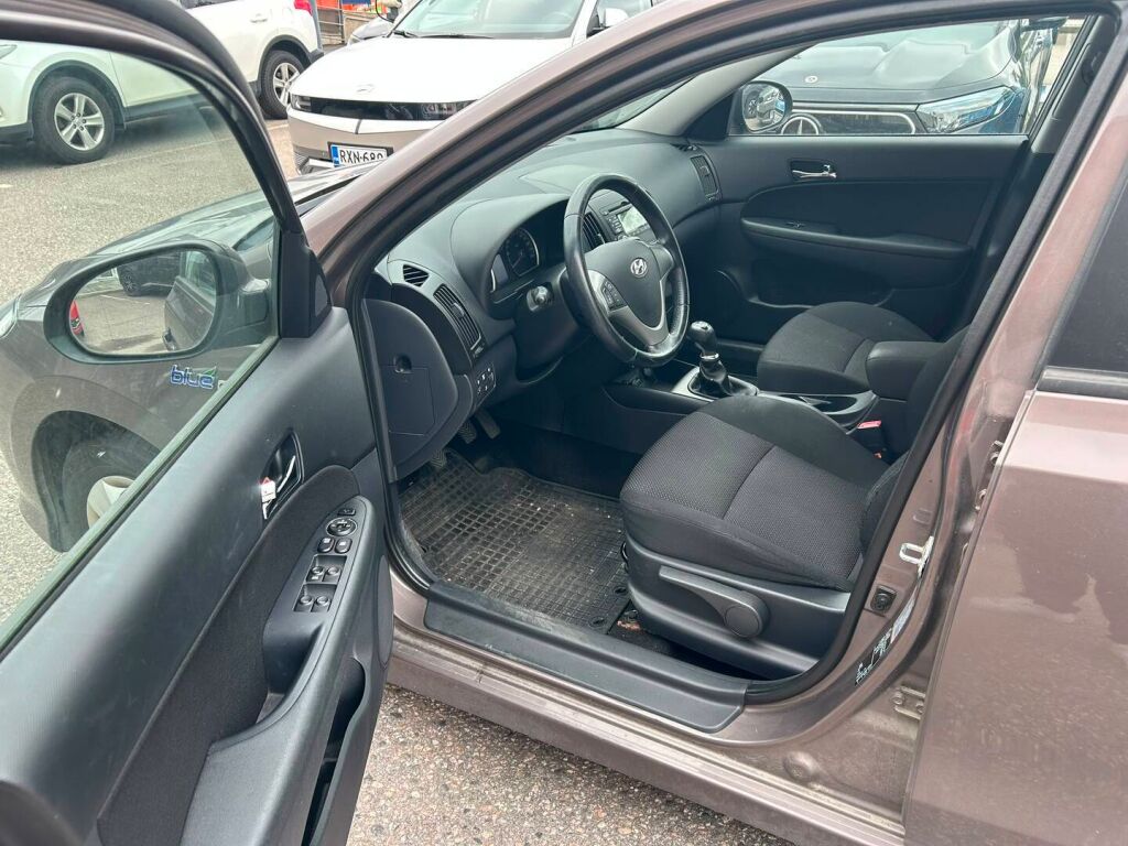 Hyundai i30 2011 Ruskea (beige)