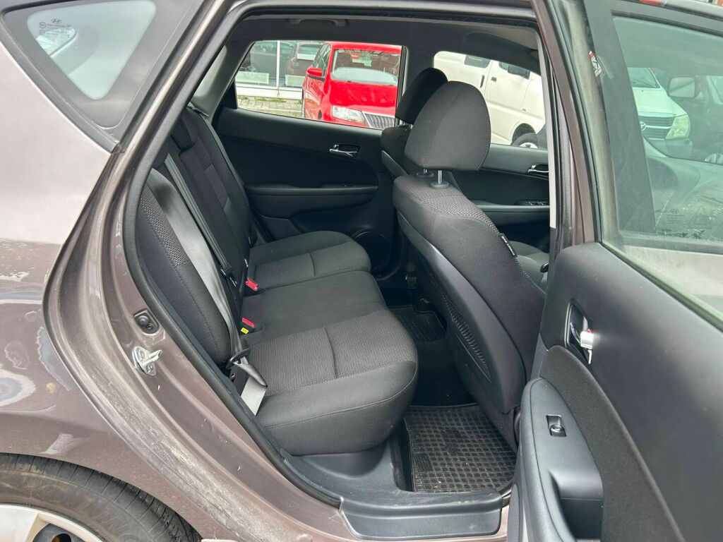 Hyundai i30 2011 Ruskea (beige)
