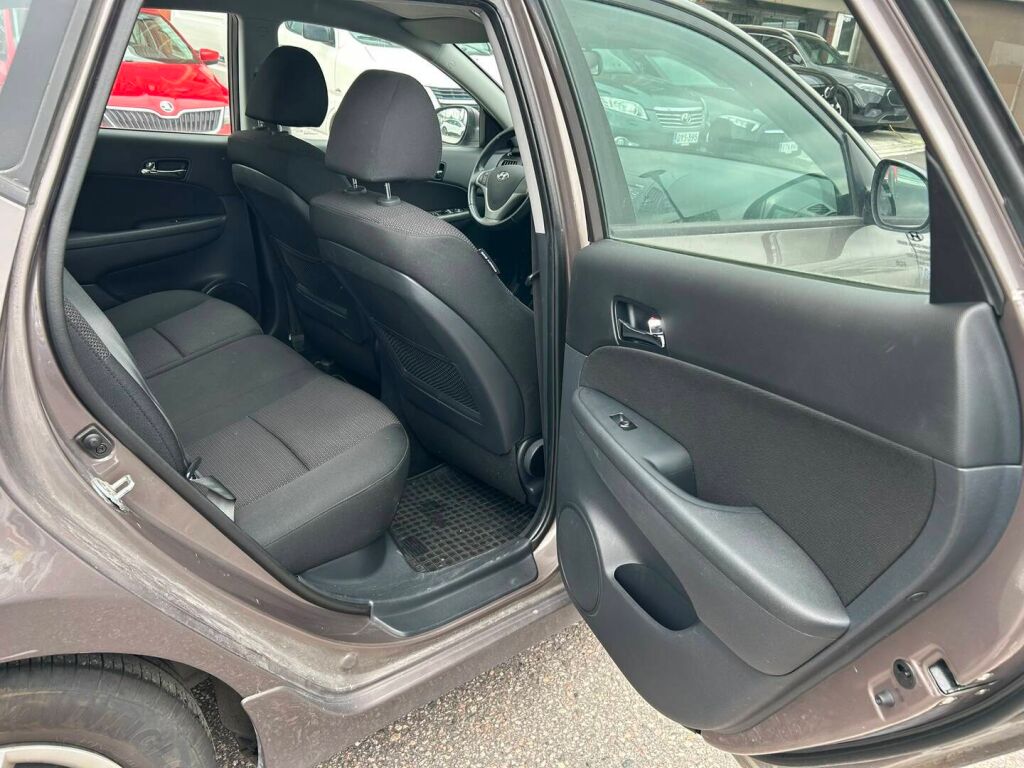 Hyundai i30 2011 Ruskea (beige)