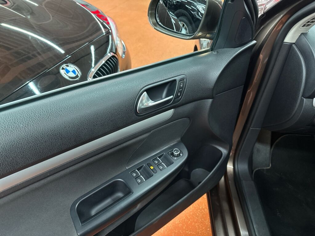 Volkswagen Golf 2011 Ruskea (beige)