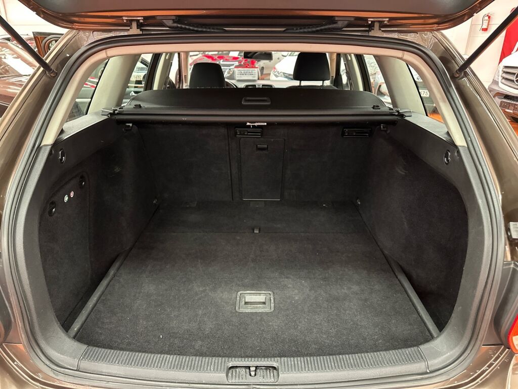 Volkswagen Golf 2011 Ruskea (beige)