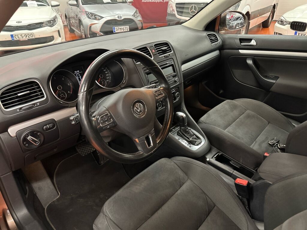 Volkswagen Golf 2011 Ruskea (beige)