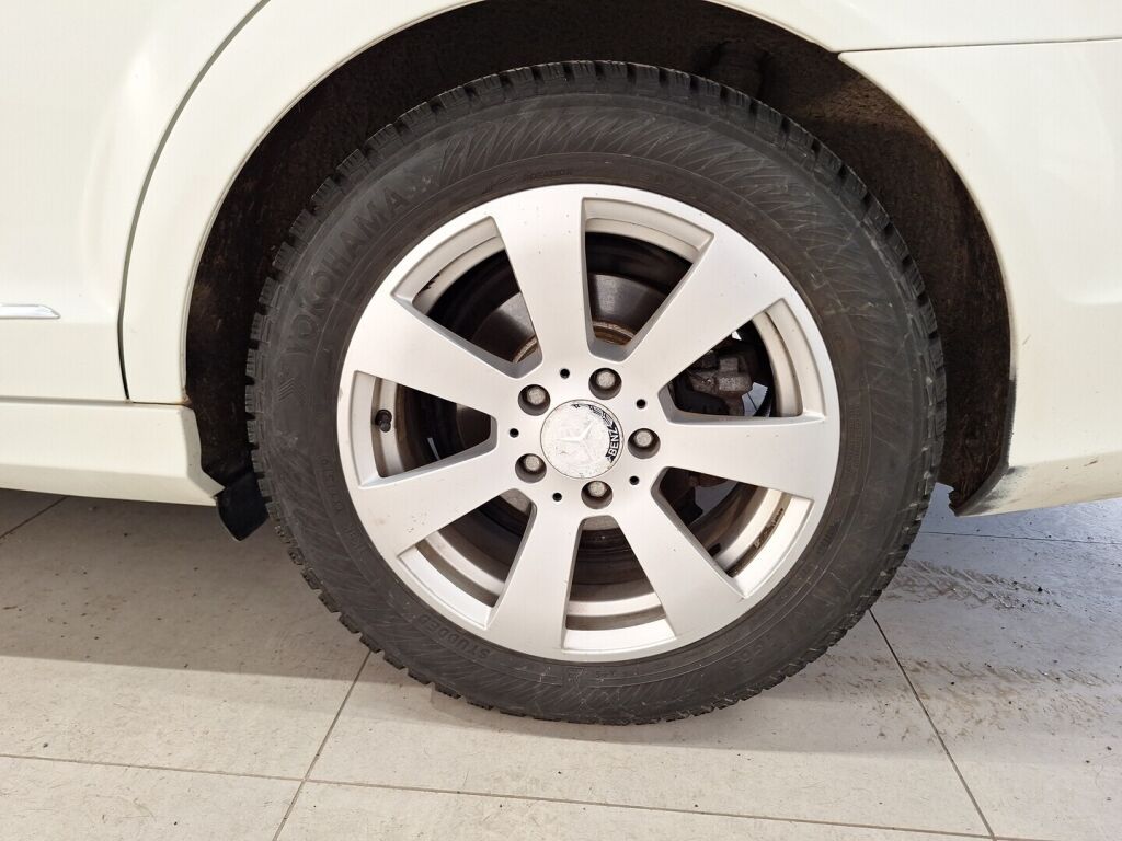 Mercedes-Benz C 2011 Valkoinen