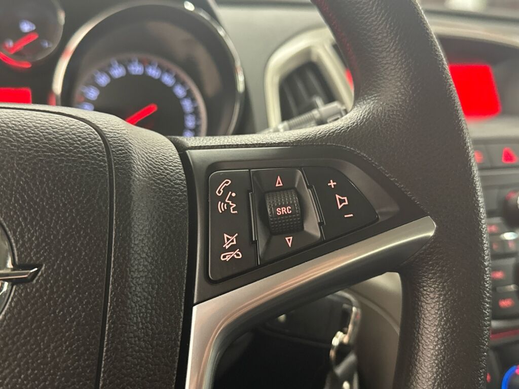 Opel Astra 2012 Punainen