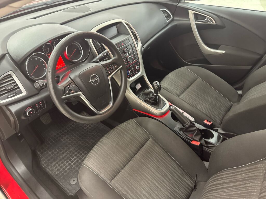 Opel Astra 2012 Punainen
