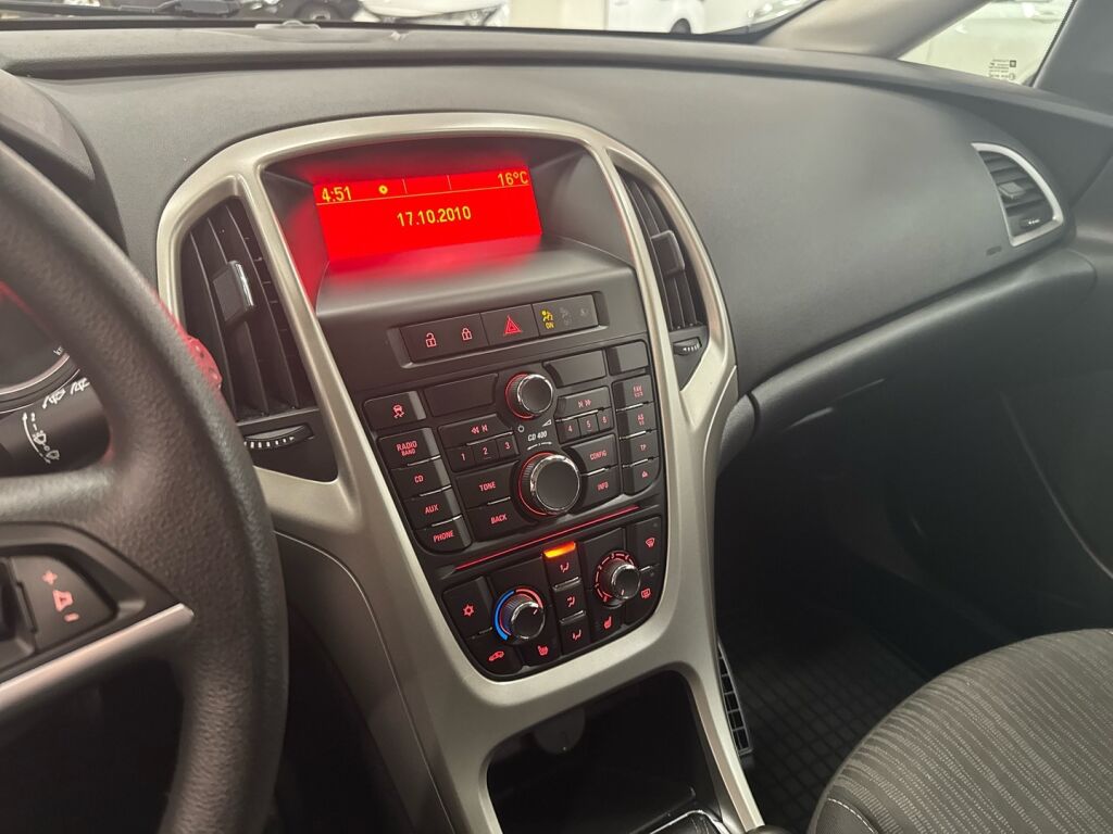 Opel Astra 2012 Punainen