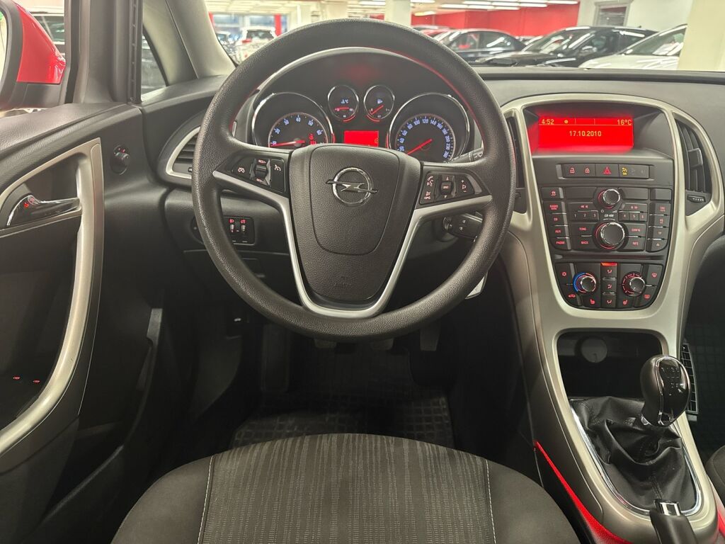 Opel Astra 2012 Punainen