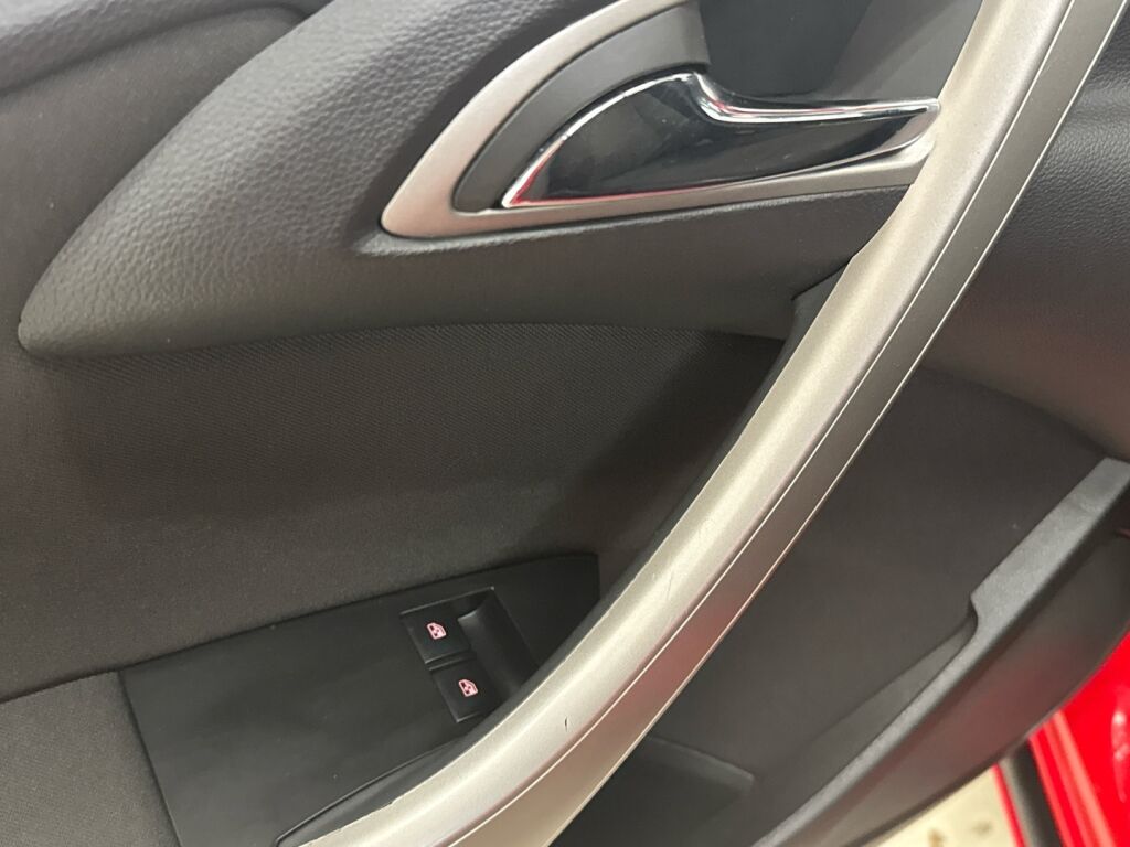 Opel Astra 2012 Punainen