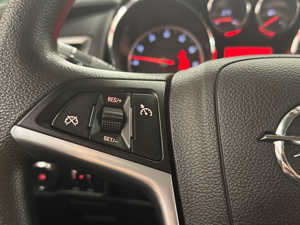 Opel Astra 2012 Punainen