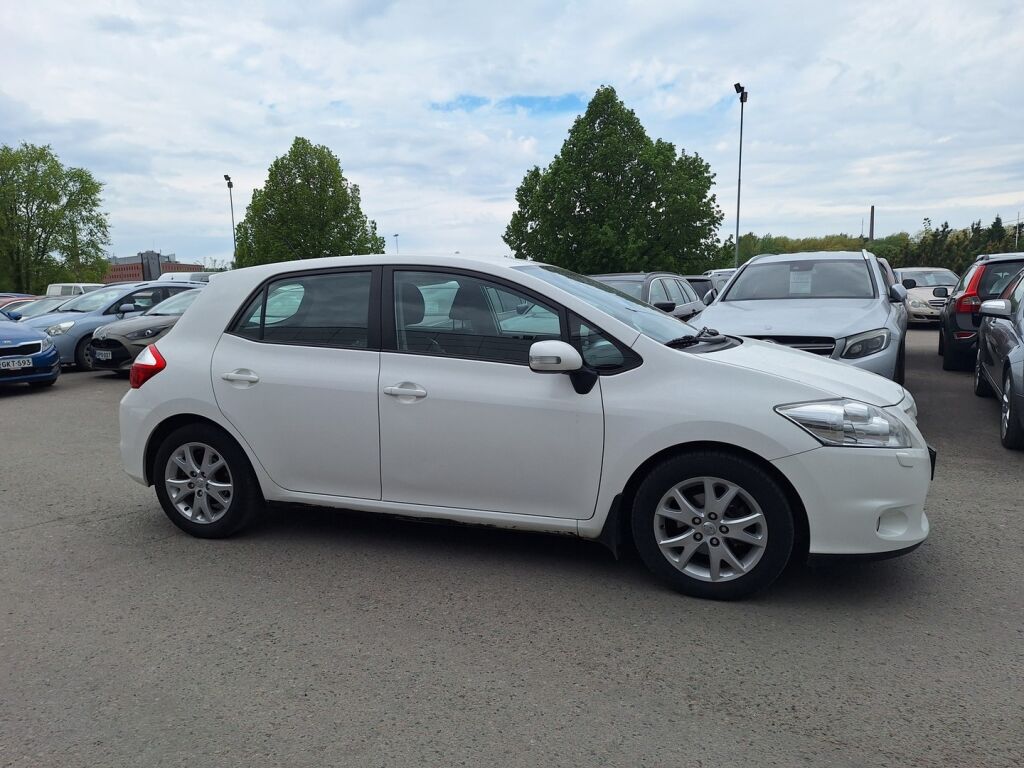 Toyota Auris 2011 Valkoinen