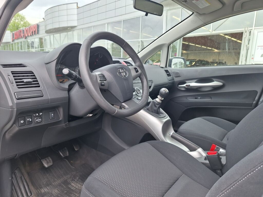 Toyota Auris 2011 Valkoinen