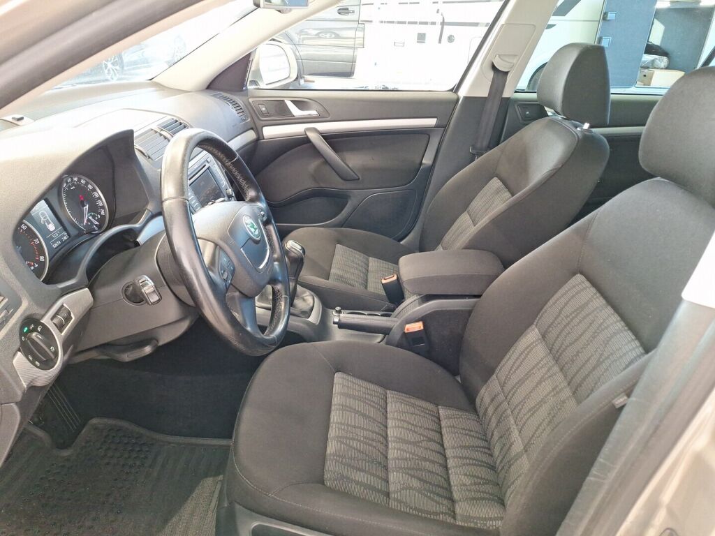 Skoda Octavia 2011 Ruskea (beige)