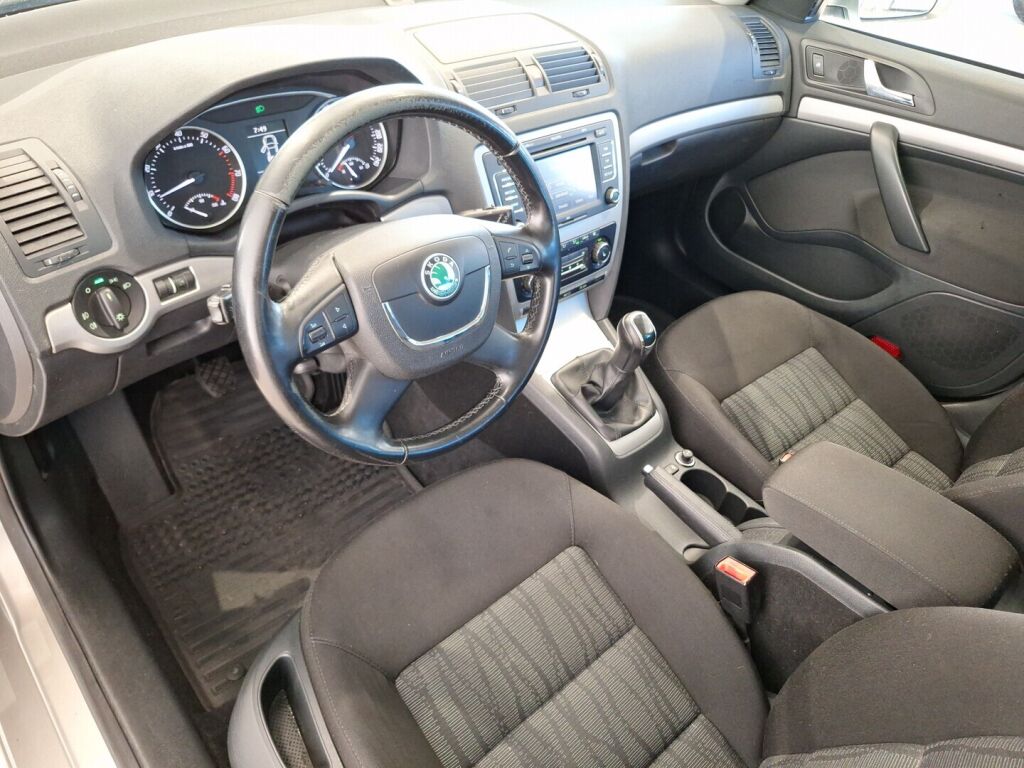 Skoda Octavia 2011 Ruskea (beige)