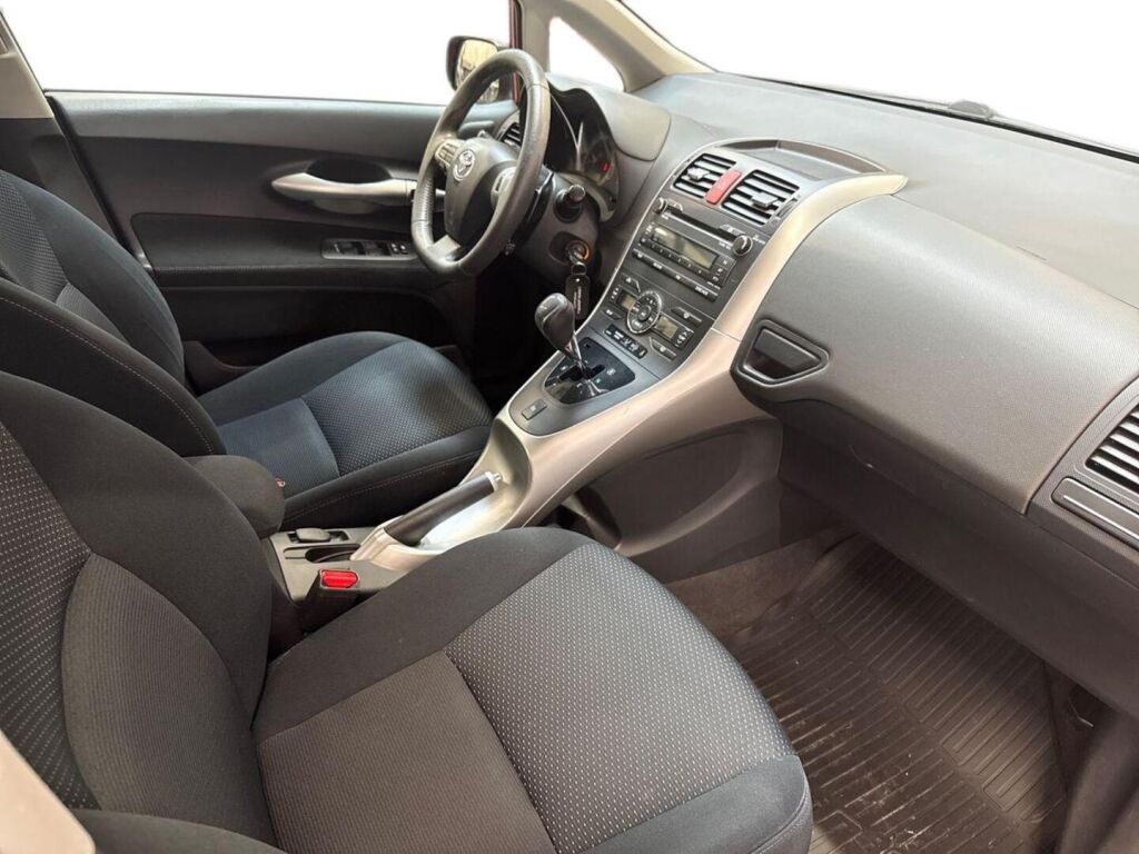 Toyota Auris 2011 Punainen