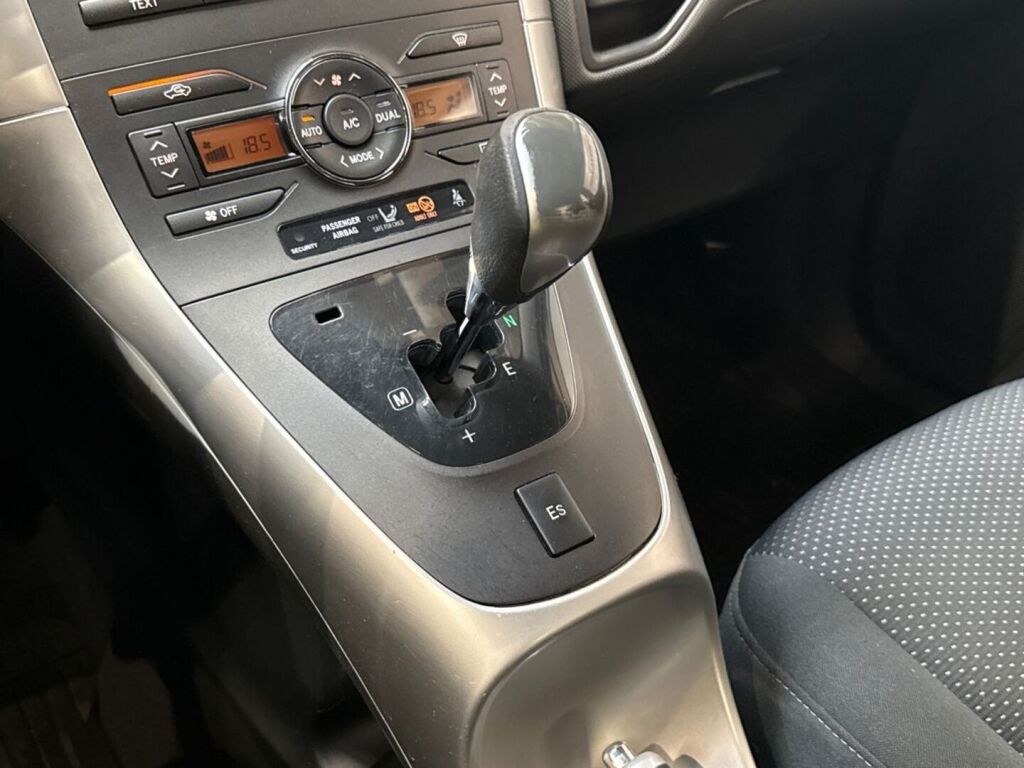 Toyota Auris 2011 Punainen