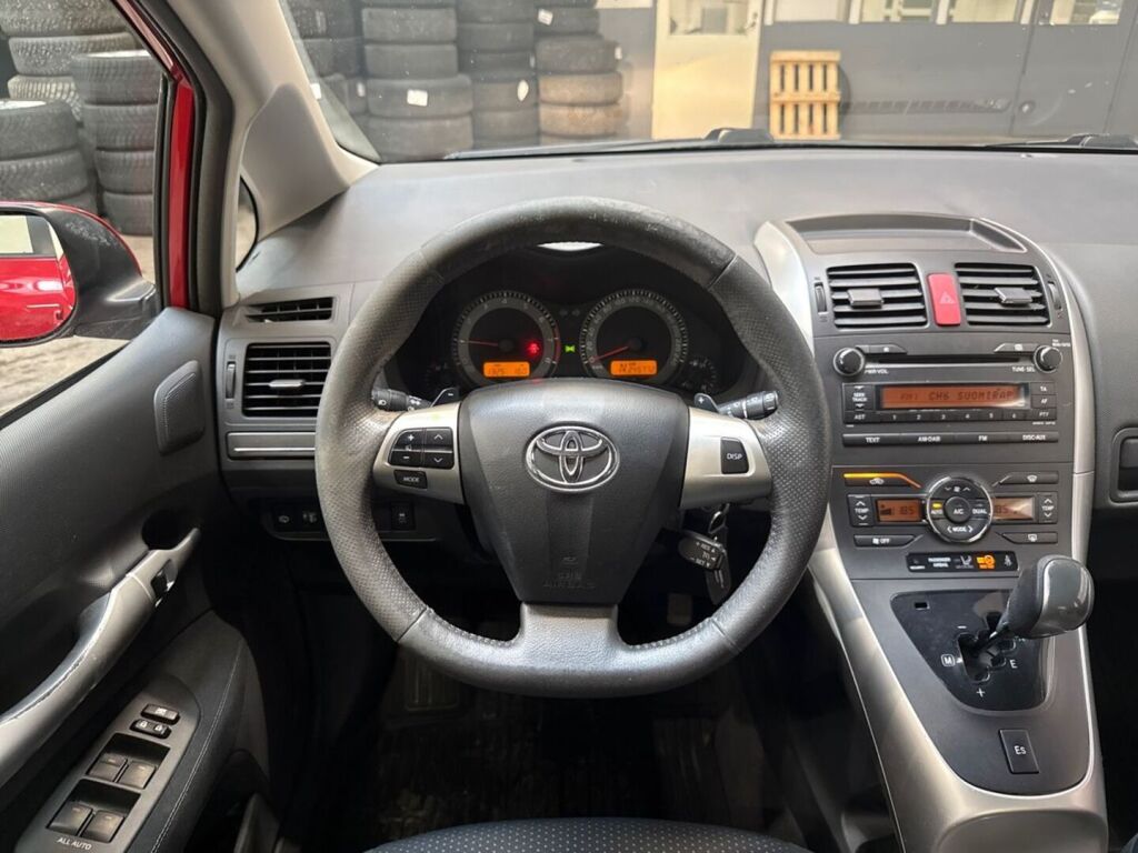 Toyota Auris 2011 Punainen