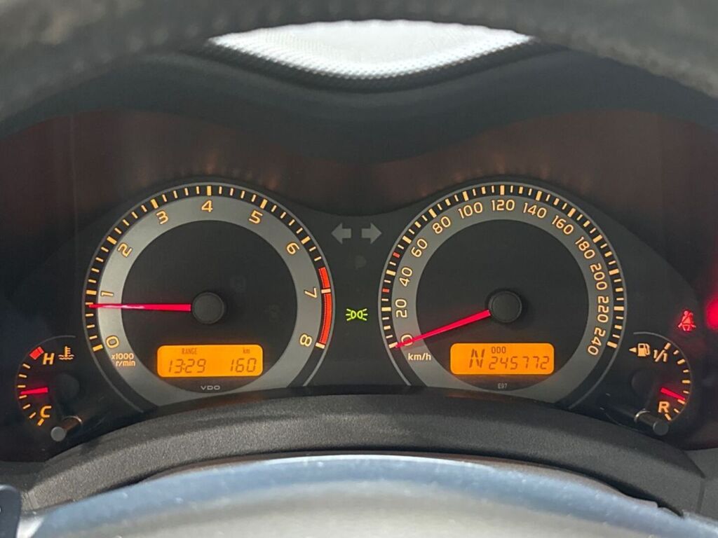 Toyota Auris 2011 Punainen