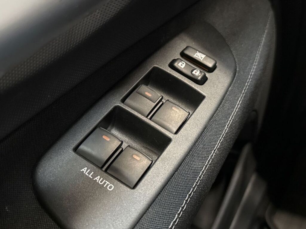Toyota Auris 2011 Punainen