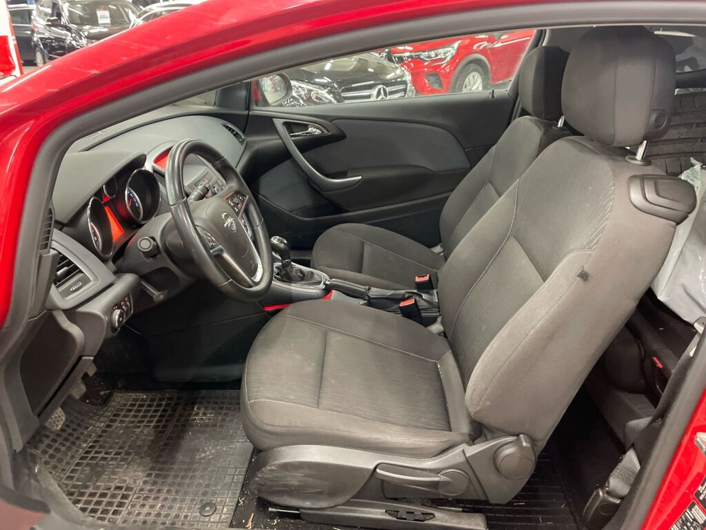 Opel Astra 2012 Punainen