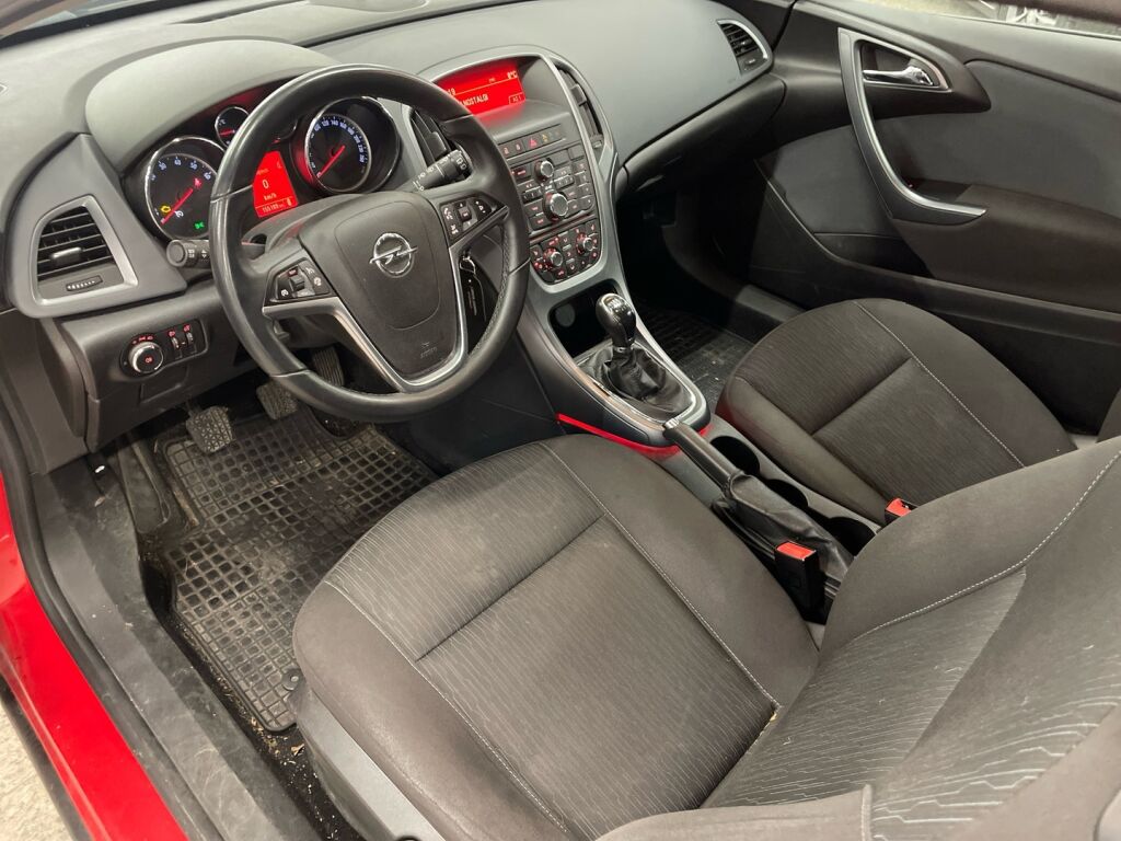 Opel Astra 2012 Punainen
