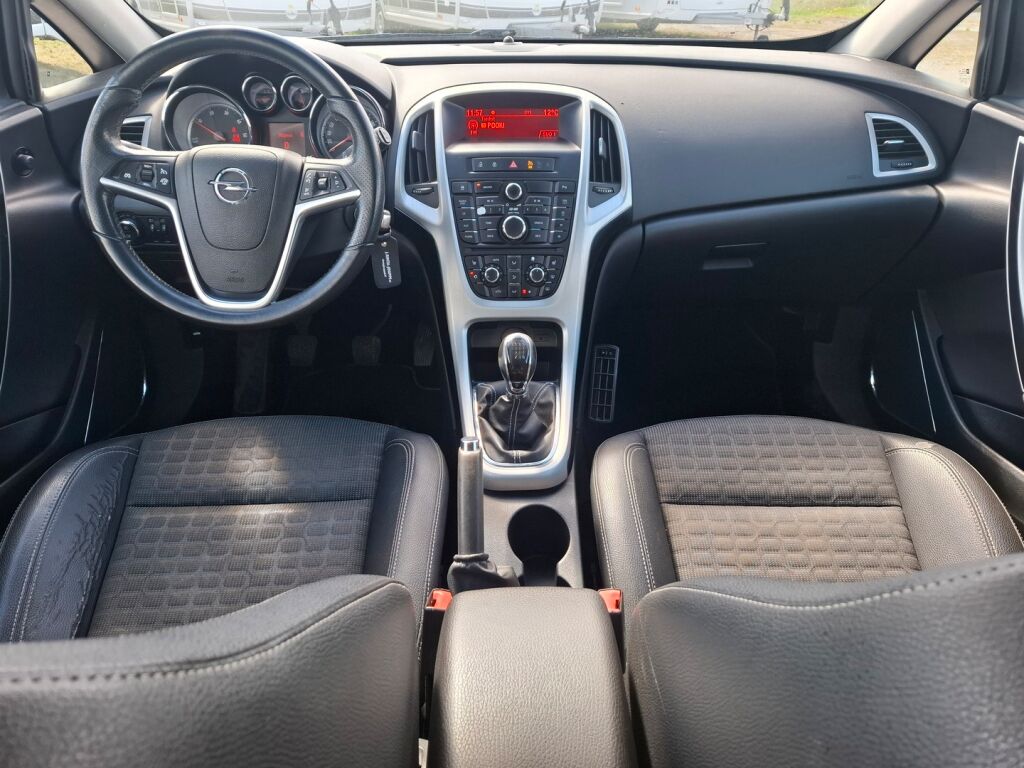 Opel Astra 2012 Hopea