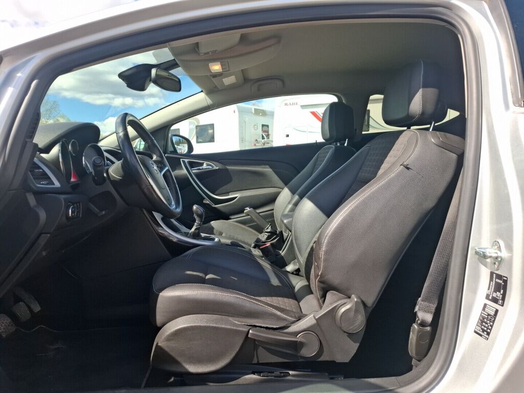 Opel Astra 2012 Hopea