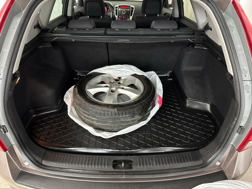 Kia Ceed 2012 Ruskea (beige)