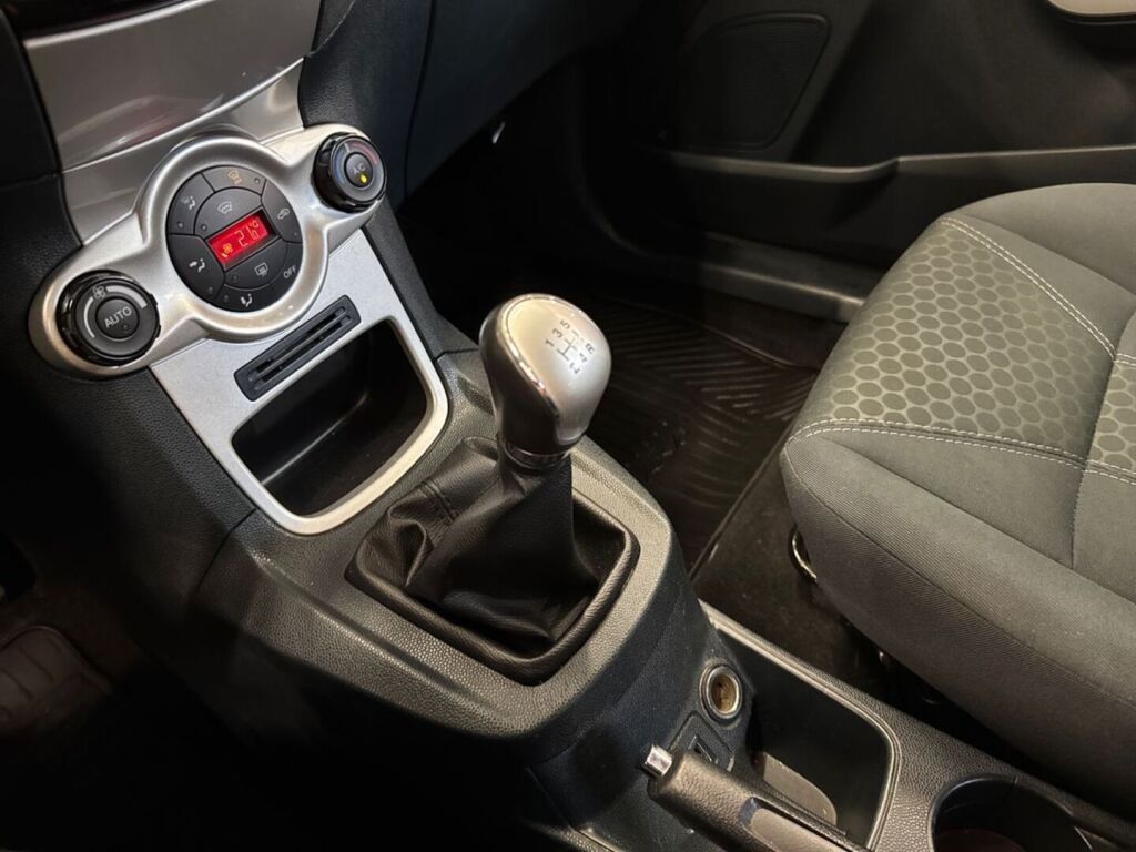 Ford Fiesta 2012 Musta