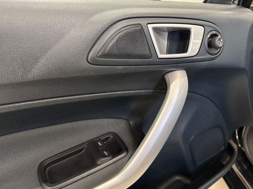 Ford Fiesta 2012 Musta
