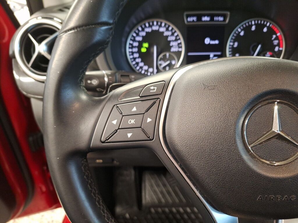 Mercedes-Benz B 2013 Punainen