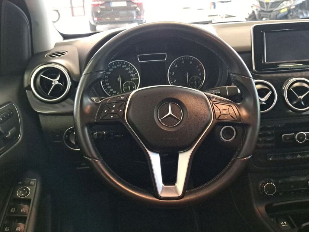 Mercedes-Benz B 2013 Punainen