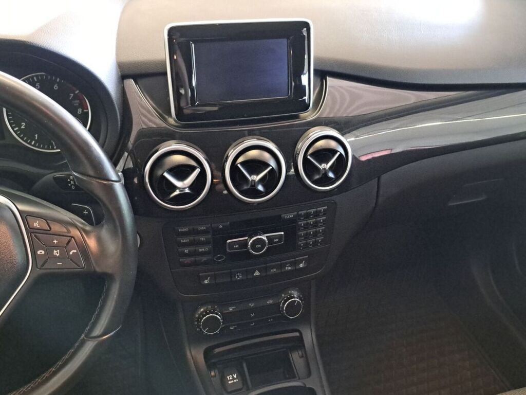 Mercedes-Benz B 2013 Punainen