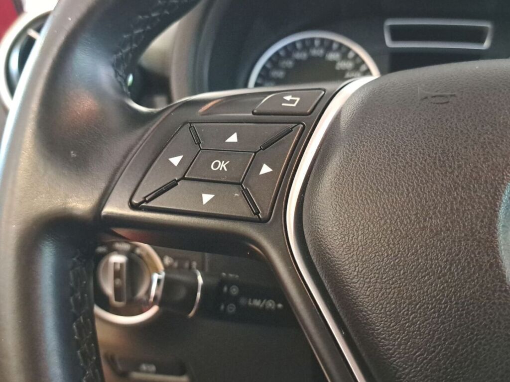Mercedes-Benz B 2013 Punainen