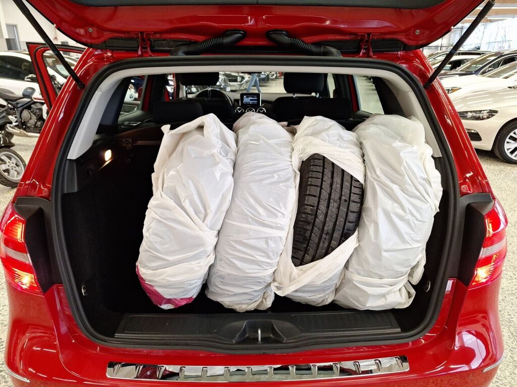 Mercedes-Benz B 2013 Punainen