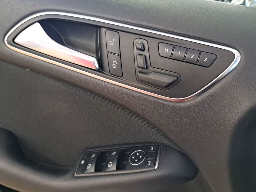 Mercedes-Benz B 2013 Punainen