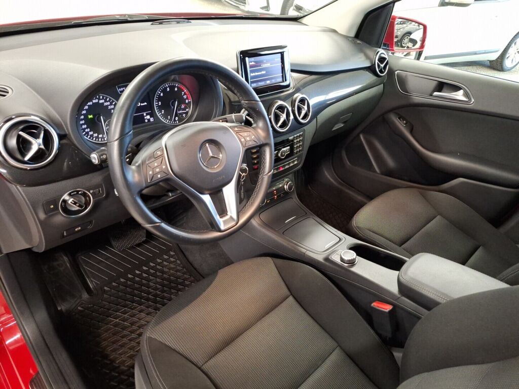 Mercedes-Benz B 2013 Punainen