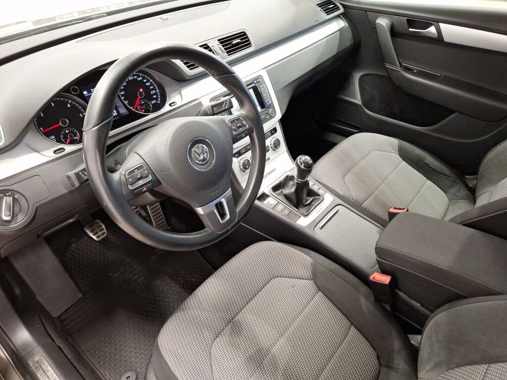 Volkswagen Passat 2013 Ruskea (beige)