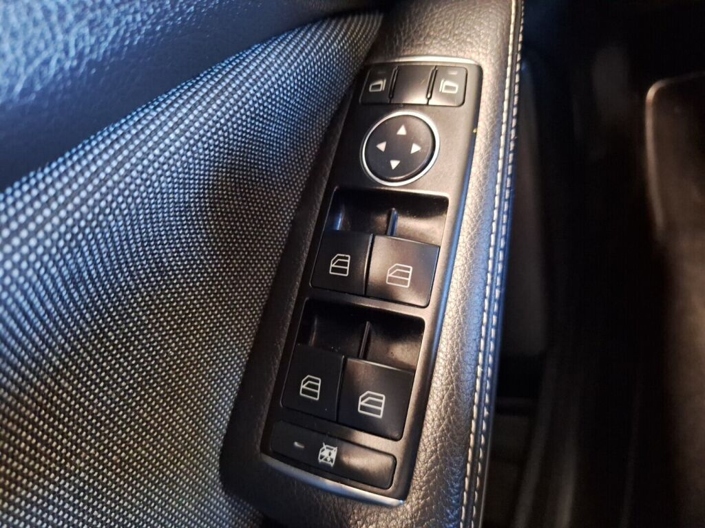 Mercedes-Benz A 2013 Punainen