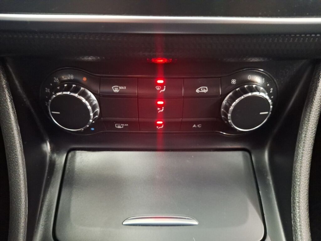 Mercedes-Benz A 2013 Punainen