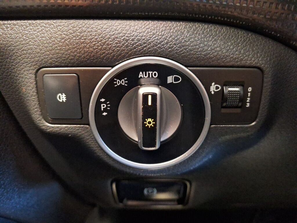 Mercedes-Benz A 2013 Punainen