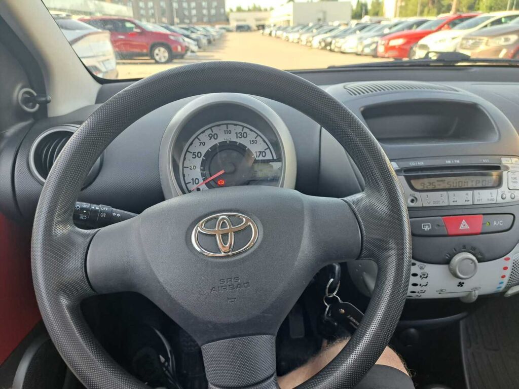 Toyota AYGO 2014 Punainen