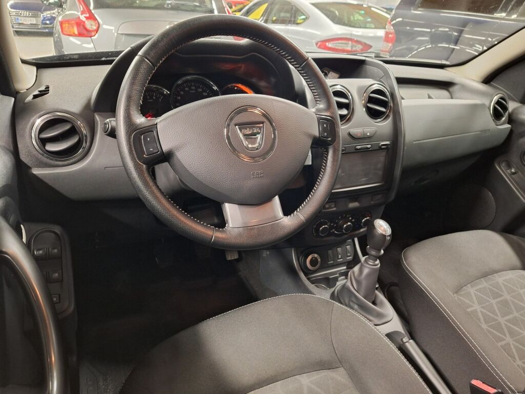Dacia Duster 2015 Musta