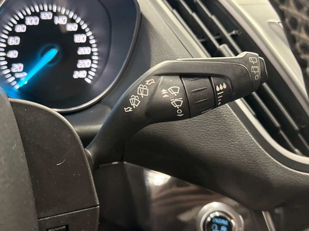 Ford Kuga 2015 Musta