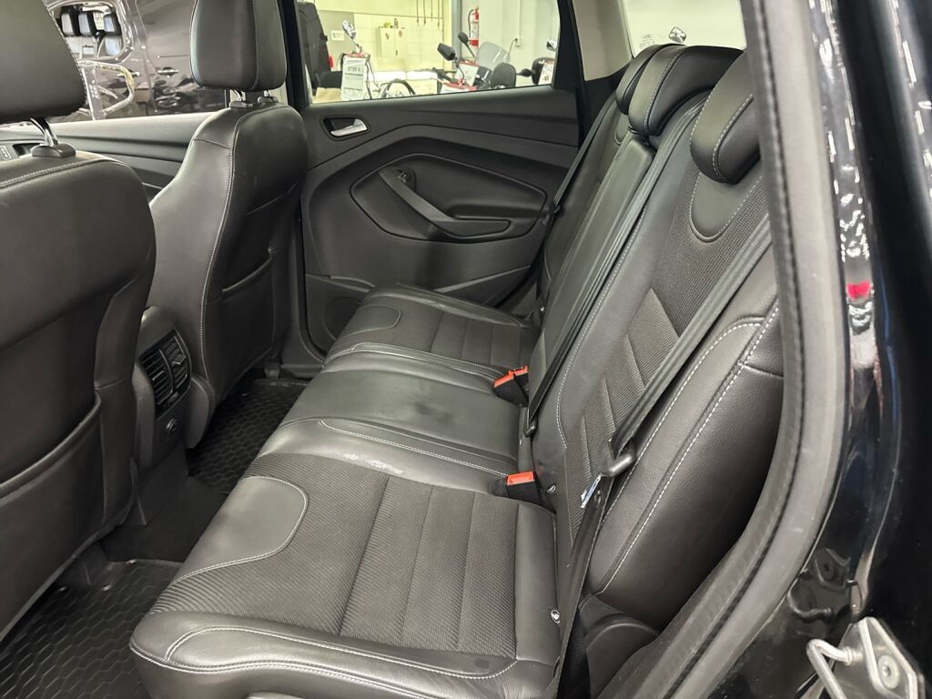 Ford Kuga 2015 Musta