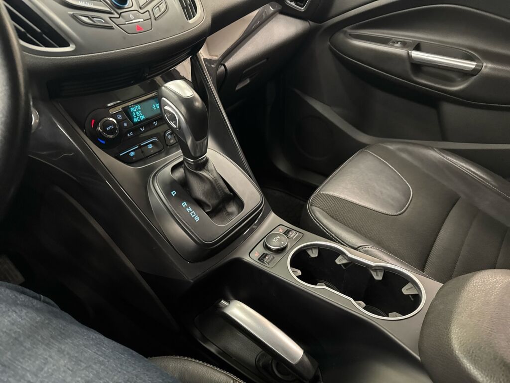 Ford Kuga 2015 Musta