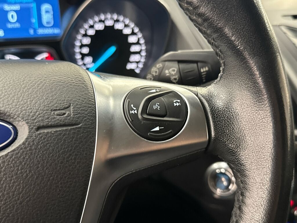 Ford Kuga 2015 Musta