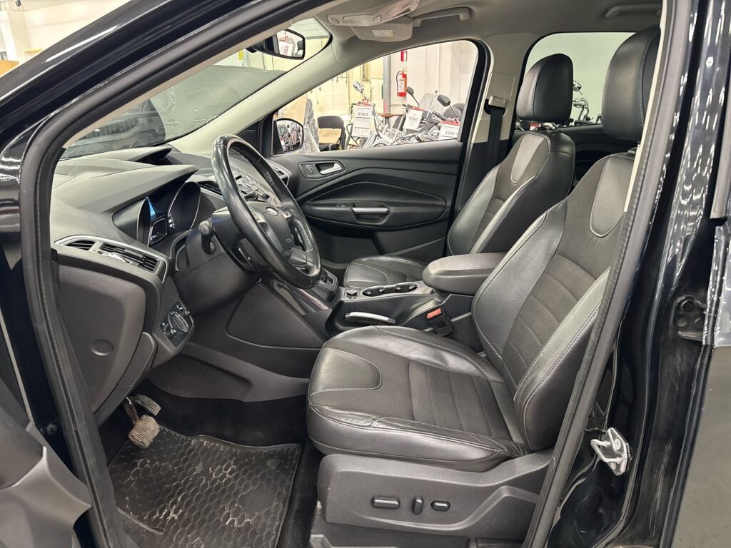 Ford Kuga 2015 Musta