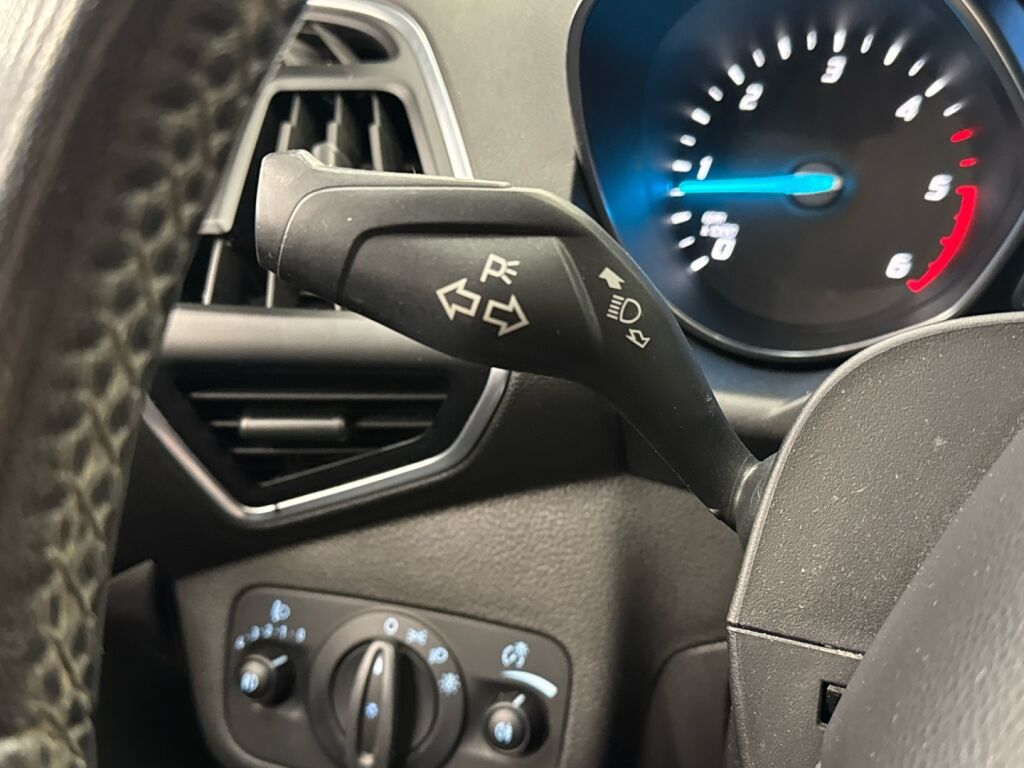 Ford Kuga 2015 Musta