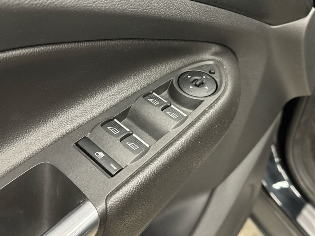 Ford Kuga 2015 Musta