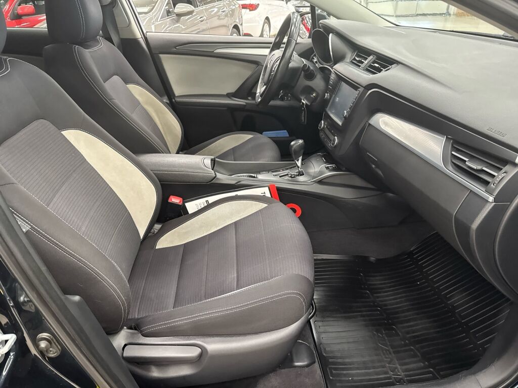 Toyota Avensis 2015 Harmaa